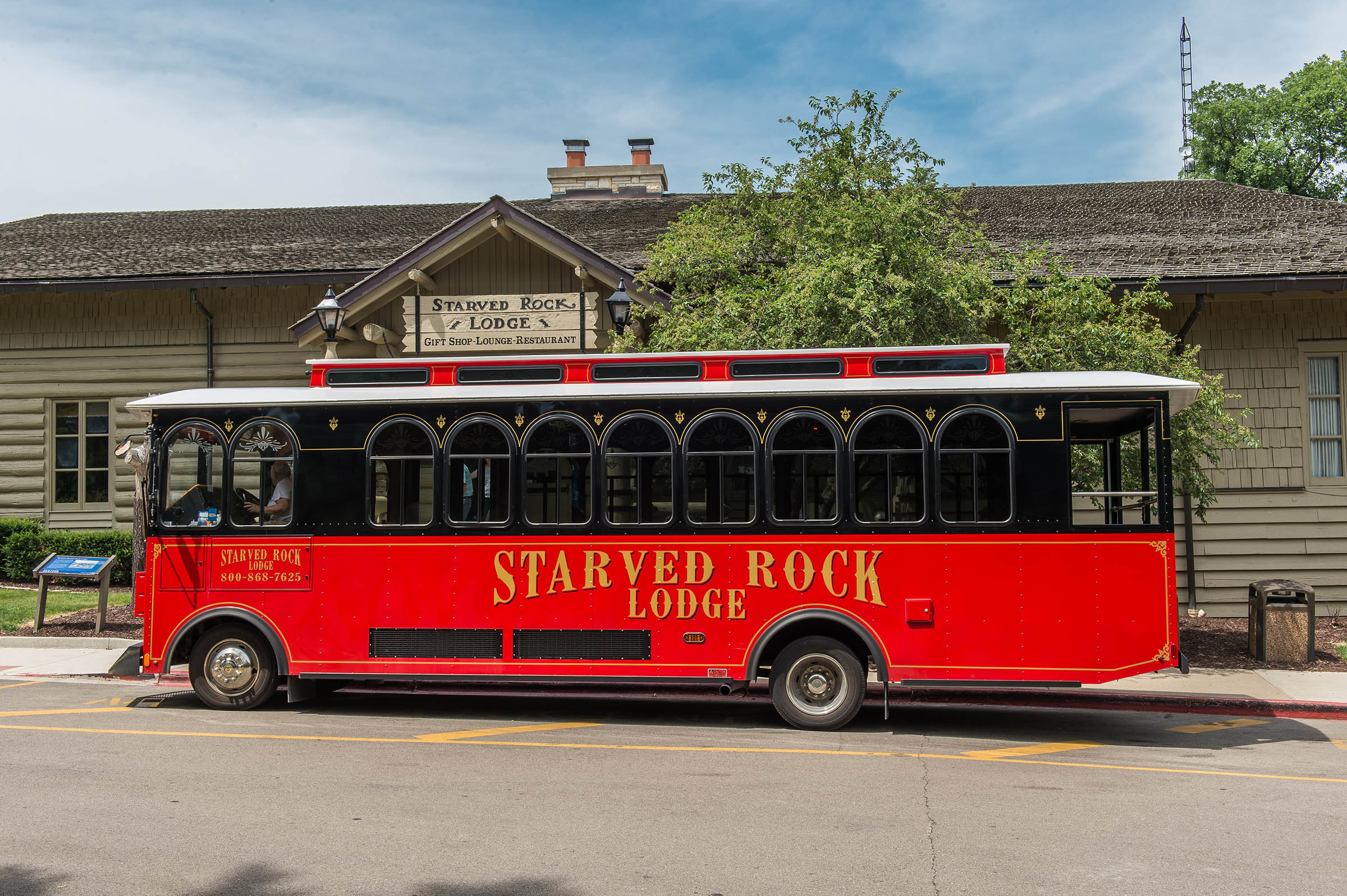 Red Trolley on streets of starved rock area